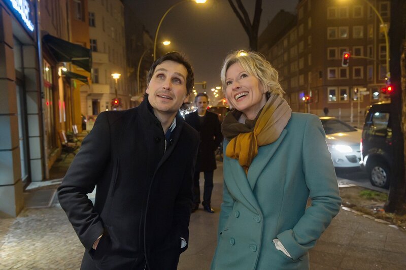 Liz (Olivia Augustinski) genießt die Gesellschaft von Frank (Dirk Herrmann), als plötzlich Stefan (Ingo van Gulijk) auf der Bildfläche erscheint. – Bild: RTL /​ Claudius Pflug