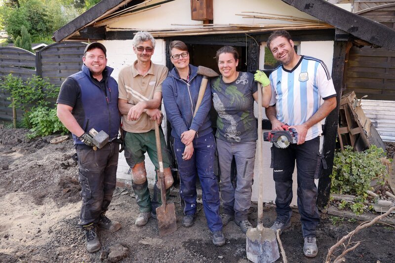 Einen wild romantischen Bauerngarten mit Bienen und Hühnern wünschen sich Sabine und Dörte (M.) aus Mettmann. Eine Angelegenheit für die Beet-Brüder (v.l.) Henrik, Ralf und Claus! – Bild: RTL
