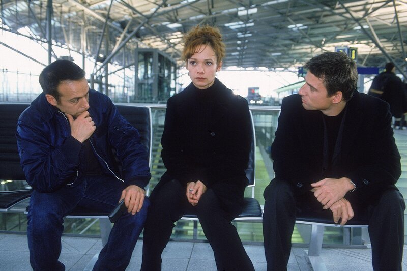 Semir (Erdogan Atalay, li.) und Tom (Rene Steinke) haben Jenny (Iris Junik) auf dem Flughafen gestellt und bringen sie in letzter Minute dazu, dass sie ihre Falschaussage widerruft. – Bild: TVN/​RTL