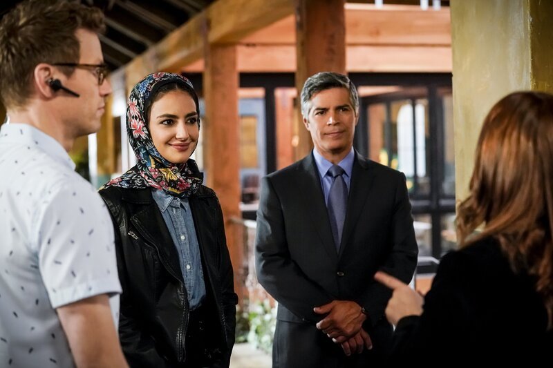 Fatima Namazi (Medalion Rahimi, l.); Louis Ochoa (Esai Morales, r.) – Bild: 2018 CBS Broadcasting, Inc. All Rights Reserved /​ Cliff Lipson Lizenzbild frei