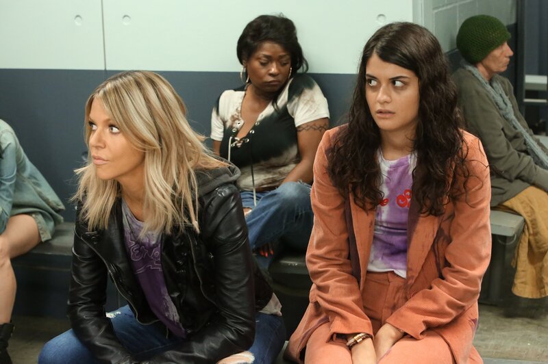 Für Mick (Kaitlin Olson, l.) und Sabrina (Sofia Black-D’Elia, r.) endet der Abend unerwartet auf der Polizeistation … – Bild: ProSieben Fun