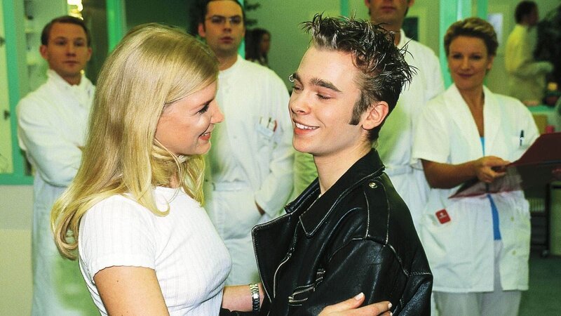 Peter spannt vor der gesamten Belegschaft Schmidt Tanja aus. v.l.: Dr. Brummel (Roland Jankowsky), Tanja (Nicole Bonté), Dr. Pfund (Alexander Schottky), Dr. Schmidt (Walter Sittler), Peter (Eric Benz), Nikola (Mariele Millowitsch). – Bild: MG RTL D /​ Guido Engels