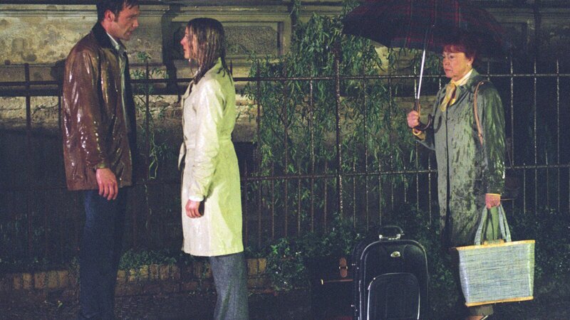 Überrascht beobachtet Biancas Oma Ursula (Annemone Haase, r.), dass Oliver (Patrik Fichte, l.) Bianca (Tanja Wedhorn, M.) anfleht, nicht fort zu gehen. – Bild: ZDF und Britta Krehl