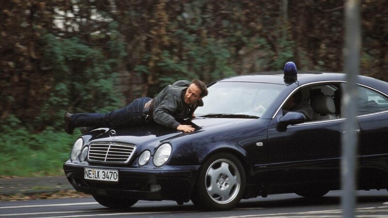 Semir (Erdogan Atalay) riskiert sein Leben, um die flüchtenden Gangster aufzuhalten … – Bild: MG RTL D