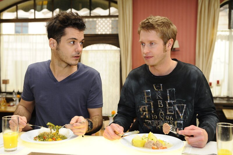 Jojo (Bernhard Bozian, r.) gesteht Maik (Sebastian König, l.), dass Jasmin eine Versuchung für ihn ist und er froh ist, den Kontakt abgebrochen zu haben. – Bild: SAT.1 /​ Oliver Ziebe Eigenproduktionsbild frei