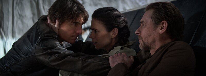 L – R: Tom Cruise als Ethan Hunt, Hayley Atwell als Grace und Simon Pegg als Benji Dunn – Bild: Paramount Pictures and Skydance