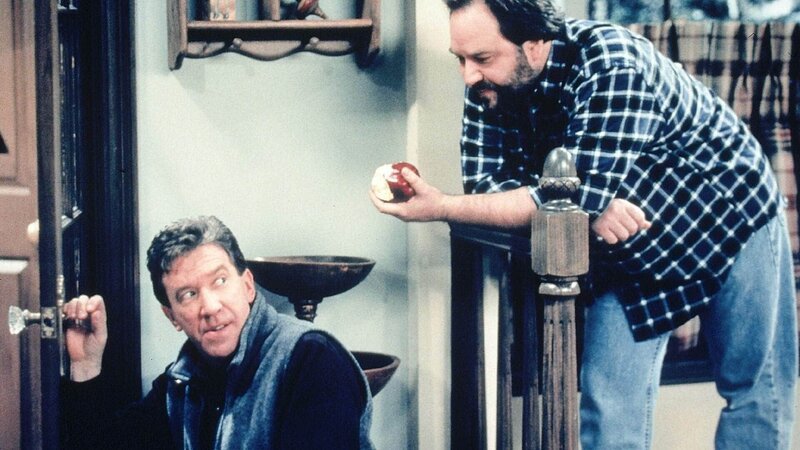 Tim (Tim Allen, li.) erklärt sich bereit, mit Al (Richard Karn) eine Single-Bar zu besuchen, um eine Frau für ihn zu finden. – Bild: RTL /​ Touchstone Television