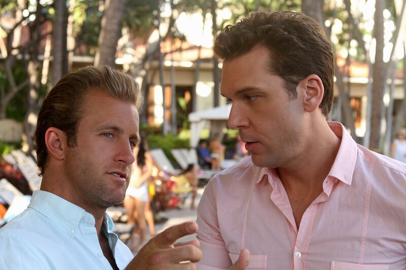 Danny (Scott Caan, l.) bekommt unerwarteten Besuch von seinem Bruder (Dane Cook, r.), während auf der Insel eine Serie von Bombenattentaten das Team auf Trab hält … – Bild: RTS/​CBS
