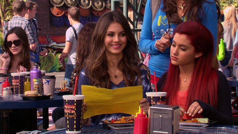 L-R: Tori Vega (Victoria Justice), Cat Valentine (Ariana Grande) – Bild: ViacomCBS