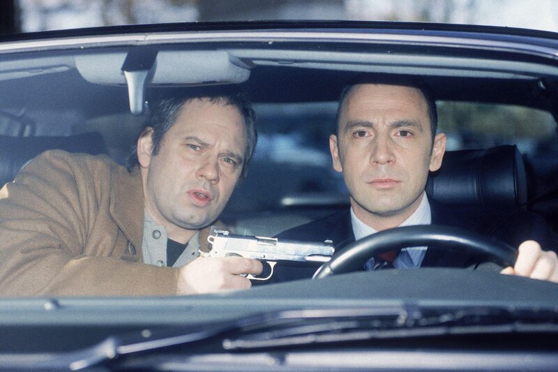 Georg (Michael Lott, li.) nimmt seinen Bruder Ludwig (Matthias Zahlbaum) als Geisel … – Bild: RTLup