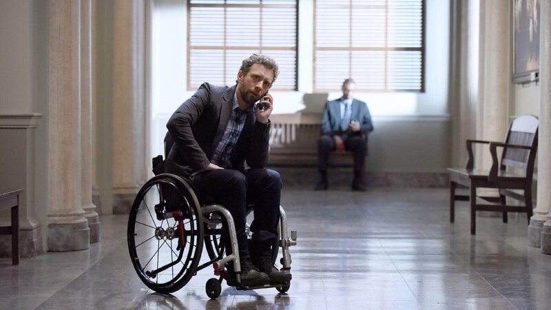 Hodgins (T.J. Thyne) ist sich sicher, überzeugende Beweise für Zacks Unschuld zu haben und doch nimmt der Gerichtsprozess seines Freundes einen sehr unerwarteten Verlauf. – Bild: TVNOW /​ FOX