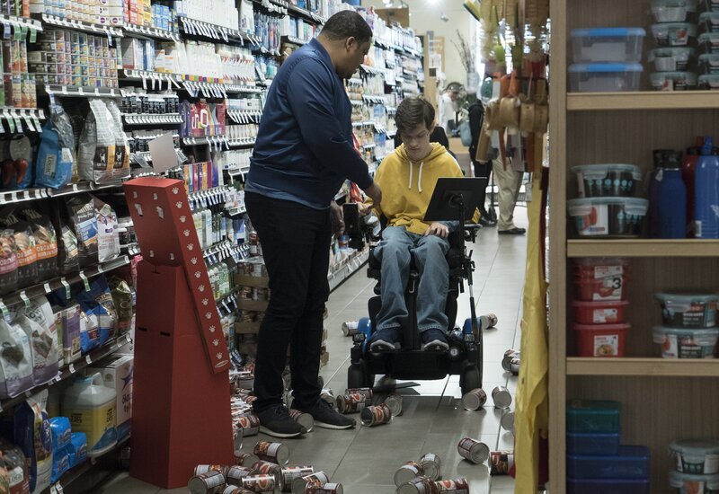 Kenneth (Cedric Yarbrough, l.); JJ DiMeo (Micah Fowler, r.) – Bild: American Broadcasting Companies