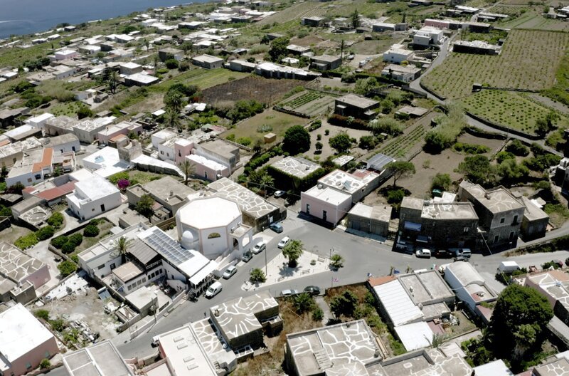 Die traditionellen Häuser der Insel heißen Dammusi. Ihr Kennzeichen ist das Gewölbedach. – Bild: Lür Wangenheim