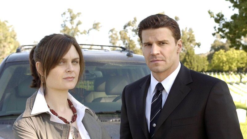(v.l.n.r.) Dr. Brennan (Emily Deschanel); Booth (David Boreanaz) – Bild: TVNOW /​ FOX