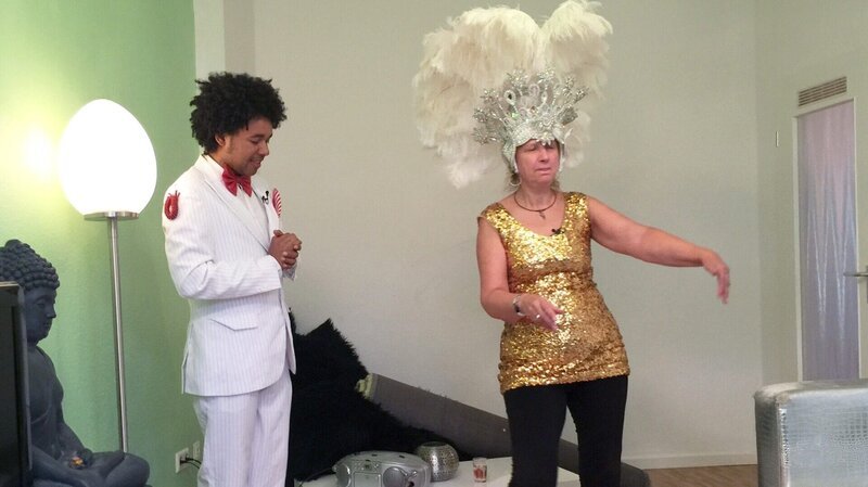 Alex (li.) versucht der esoterischen Tauschfrau Sigrid Samba-Schritte beizubringen – Bild: RTL II