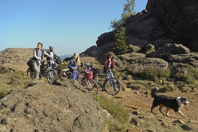 Als die Fünf Freunde (v.l.n.r.) Julian (Quirin Oettl), Dick (Justus Schlingensiepen), Anne (Neele Marie Nickel), George (Valeria Eisenbart) und Timmy zu ihrer Fahrradtour aufbrechen, ahnen sie noch nicht, welches Abenteuer sie erwartet … – Bild: CONSTANTIN FILM /​ Sie dürfen die Materialien im Rahmen eines einfachen Nutzungsrechts allein zum vorgegebenen Nutzungszweck über den betreffenden Film nutzen, auf welchen sich die jeweiligen Materialien beziehen. Eine Bearbeitung,  …