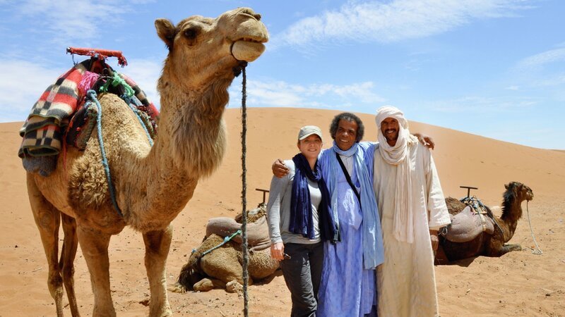 Moderatorin Wasiliki Goutziomitros (l.) mit einer Nomadenfamilie – Bild: ZDF und SRF