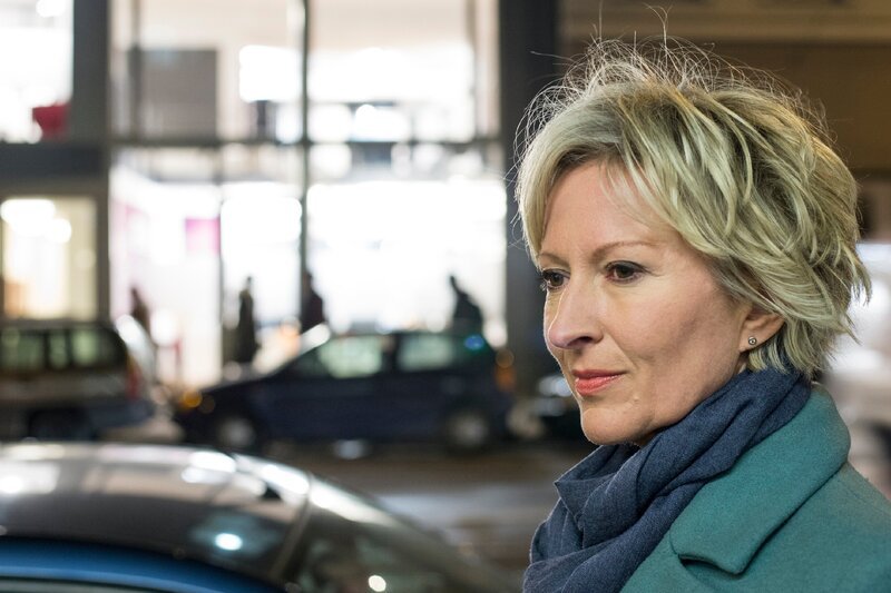 Liz (Olivia Augustinski) spielt mit dem Gedanken, Berlin Models aufzugeben. – Bild: RTL /​ Christoph Assmann