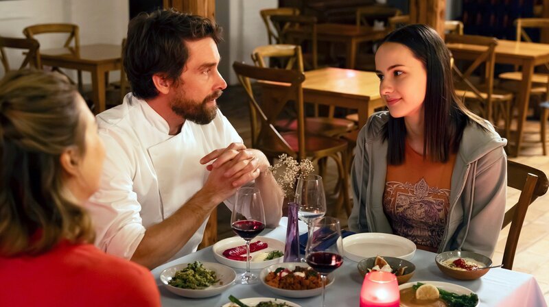 Weil ihr Catering für die Hochzeit abgesagt wurde, landet Saskia (Hanna Plaß, li.) bei Matthias (Nico Rogner, Mitte) und dessen Tochter Amelie (Virginia Leithäuser, re.) im Restaurant zum Probeessen. – Bild: ARD Degeto Film/​Michel Vertongen
