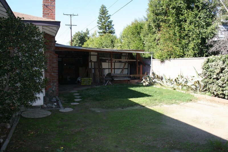 Auch der Garten des heutigen Projekts ist sehr heruntergekommen und deutlich renovierungsbedürftig. Was können Christina und Tarek hier zaubern, um den Garten wieder genießbar zu machen? – Bild: HGTV/​Scripps Networks, LLC.