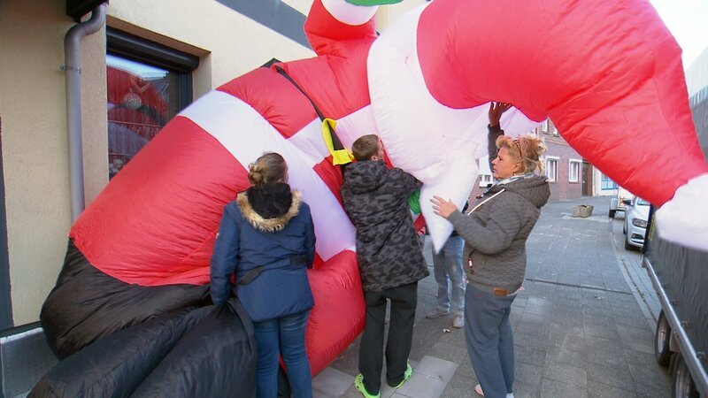 Silvia und die Kinder haben sich entschlossen, ihr Haus weihnachtlich zu schmücken. Nun versuchen sie einen sechs Meter großen, aufblasbaren Weihnachtsmann aufzubauen. – Bild: RTL II