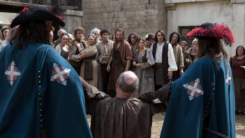 (hinten Mitte v.l.n.r.) Bastien (Anthony Flanagan); Jeanne (Jenny Platt); Guillaume (Matthew McNulty) – Bild: PLURIMEDIA