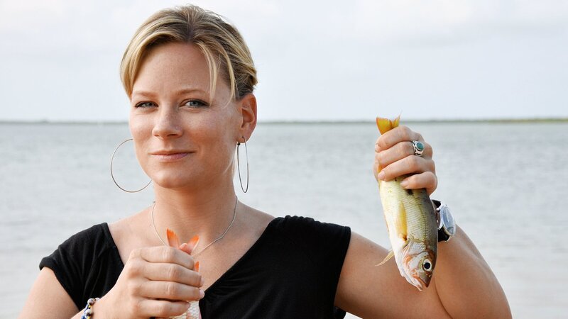 Moderatorin Andrea Jansen in Kenia. – Bild: ZDF und SRF