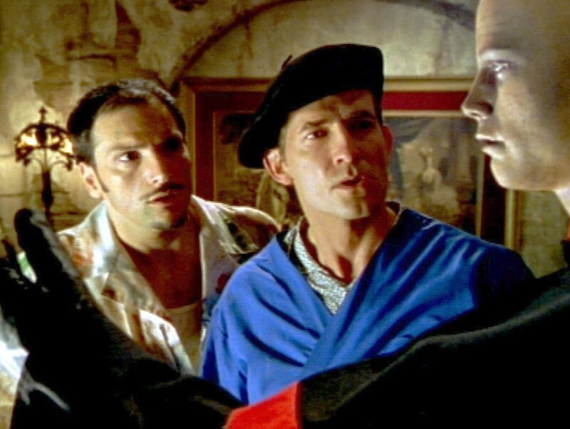 André (Jean Louis Darvill, li.) und Pierre (Pierre Du Lat) trauen ihren Augen nicht. Irgenwas stimmt mit dem wächsernen Henker nicht … – Bild: c/​RTL II