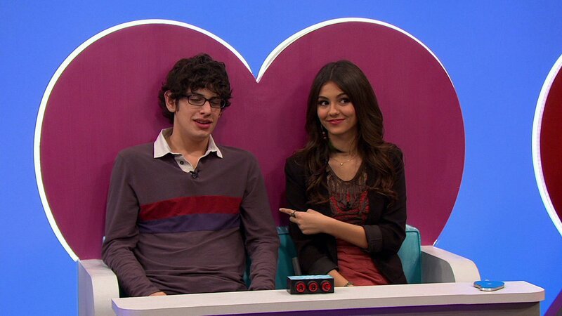 L-R: Robbie Shapiro (Matt Bennett), Tori Vega (Victoria Justice) – Bild: ViacomCBS