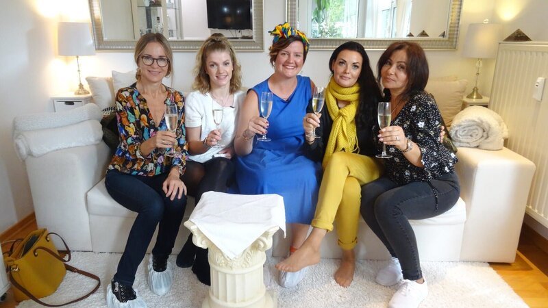 V.l.: Olga, Julia, Josefine, Judith und Kandidatin Sevim – Bild: TVNOW /​ Constantin Ent.
