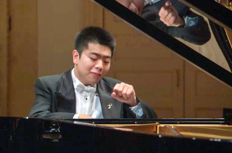 Lang Lang in der Carnegie Hall in New York: Mit dem sensationellen Konzert erzielte er seinen Durchbruch. – Bild: Loft/​Nightfrog/​Deutsche Grammophon