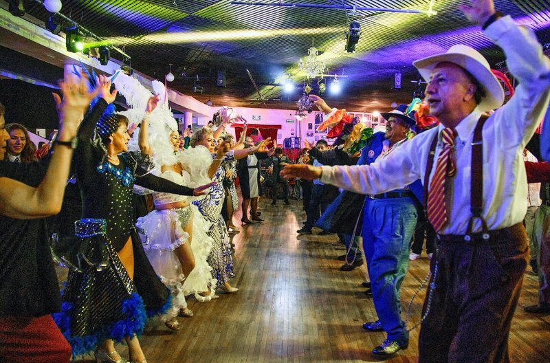 Der Danzón wird in Mexiko-City in den legendären Tanzsalons noch immer mit Hingabe getanzt – besonders von älteren Tanzpaaren. – Bild: MedienKontor/​Chiara Bonetti