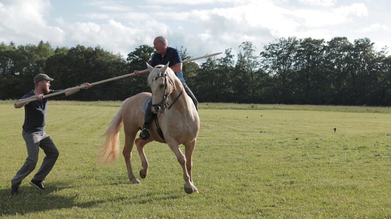 Einzeln kann der Pikenier nicht viel ausrichten, die Waffe funktioniert nur in der Gruppe. – Bild: ZDF und Vivien Schwarzenberg