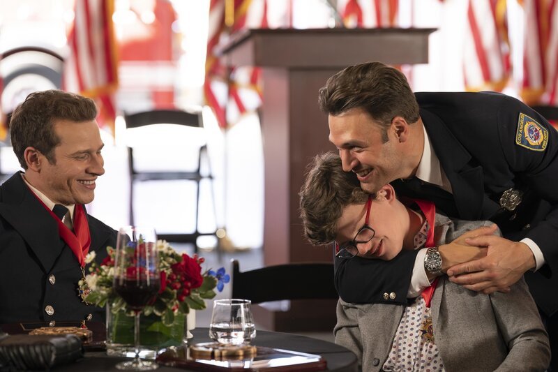 (v.l.n.r.) Evan „Buck“ Buckley (Oliver Stark); Christopher Diaz (Gavin McHugh); Eddie Diaz (Ryan Guzman) – Bild: 20th Television