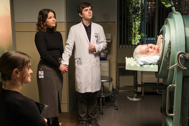 l-r: Sophie (Hollis Jane Andrews), Lea Dilallo (Paige Spara), Dr. Shaun Murphy (Freddie Highmore), Joan (Lee Garlington) – Bild: American Broadcasting Companies, Inc.
