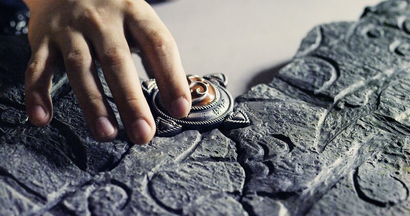 Fast ist das Trio am Ziel: nur noch eine Steinplatte fehlt, um die Schatzkarte zu vervollständigen. – Bild: NDR/​NordicStories