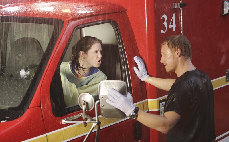 Owen (Kevin McKidd, r.) leitet das Katastrophentraining und teilt die Ärzte, die nicht gerade einen Patienten betreuen, in Zweierteams auf. Darunter sind Alex, April (Sarah Drew, l.) und Jackson. Es regnet in Strömen, doch die Ärzte müssen versuchen, die schwer verletzten ‚Patienten‘, in Wirklichkeit Puppen, zu retten … – Bild: American Broadcasting Companies, Inc.
