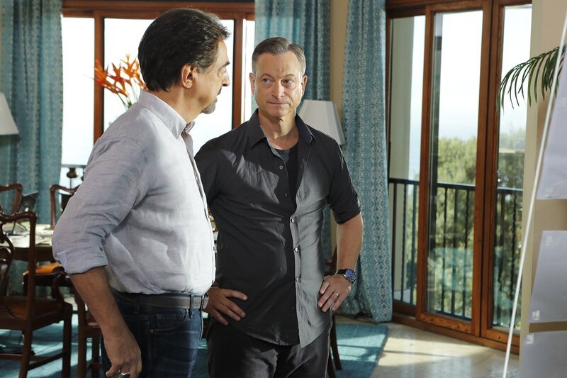 Als eine vierköpfige Familie während eines Urlaubs in Barbados entführt wird, wird das Team um Rossi (Joe Mantegna, l.) gerufen, um Jack Garrett (Gary Sinise, r.) und sein Team zu unterstützen … – Bild: American Broadcasting Companies, Inc. /​ Trae Patton