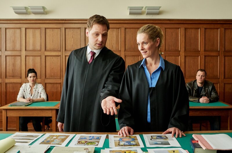 Ada Holländer (Anna Fischer, im HG l.) und ihr Halbbruder Ringo (Tim Kalkhof, im HG r.) müssen sich wegen Drogenbesitzes vor Gericht verantworten. Können Max Baerfeld (Christoph Letkowski, l.) und Romy Heiland (Lisa Martinek, r.) ihre Unschuld beweisen? – Bild: Reiner Bajo