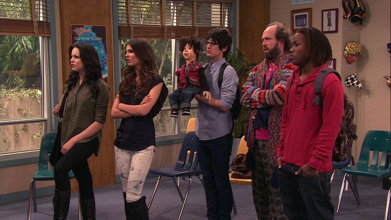 L-R: Jade West (Elizabeth Gillies), Tori Vega (Victoria Justice), Robbie Shapiro (Matt Bennett), Erwin Sikowitz (Eric Lange), André Harris (Leon Thomas III) – Bild: ViacomCBS