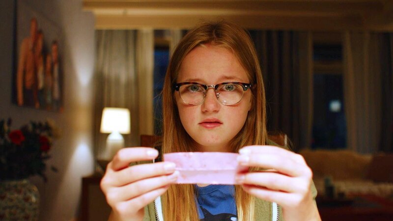 Floor (Bobbie Mulder) entdeckt eine versteckte Nachricht im mysteriösen Valentinstagsgeschenk. – Bild: NDR/​NL Film