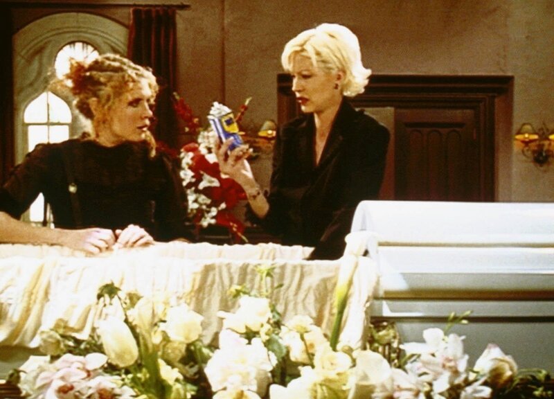 Jane (Shae D’Lyn, li.) und Dharma (Jenna Elfman) überlegen, wie sie Gregs Großmutter deren Ring abnehmen können. – Bild: PR7; ProSieben Media AG