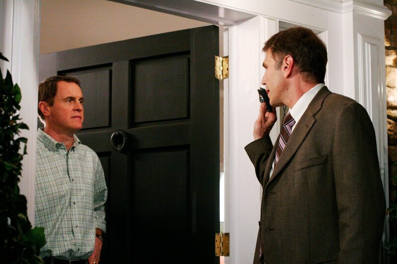 Paul Young (Mark Moses, l.) und Detective Sullivan (Nick Chinlund) +++ Die Verwendung des sendungsbezogenen Materials ist nur mit dem Hinweis und Verlinkung auf RTL+ gestattet. – Bild: RTL/​ (c) ABC Studios