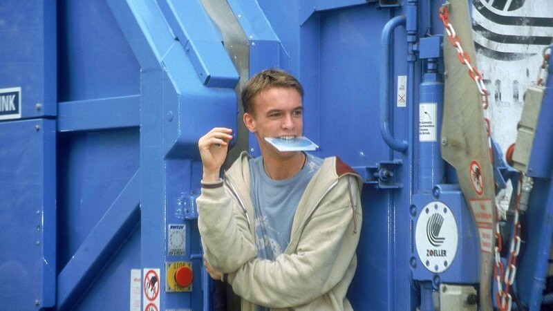 Aus einem geklauten Auto hat Jochen (Jona Mues) eine CD-Rom mitgenommen. Dem Besitzer scheint sehr viel daran zu liegen, die CD-Rom zurückzubekommen … – Bild: MG RTL D/​ Kai Schulz