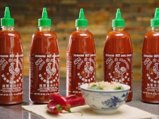 An one-man operation has grown into a massive hot-sauce empire that now sells more than 40 million bottles of spicy Sriracha every year. – Bild: Telefónica de España/​National Geographic
