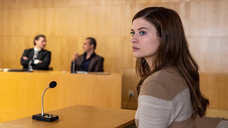 Vor Gericht sagt Victoria (Hanna Ardéhn, r.) gegen ihren Vater Tommy (Jonas Karlsson, M.) aus. Der gibt sich mit seinem Anwalt Carl Sewerin (Sven Boräng, l.) selbstbewusst. – Bild: ZDF und Niklas Maupoix