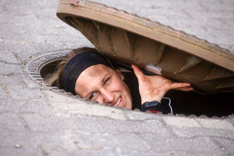 Kalle (Isabelle Höpfner) hebt den Kanaldeckel, um die Lage für ihre Flucht zu checken … – Bild: RTL