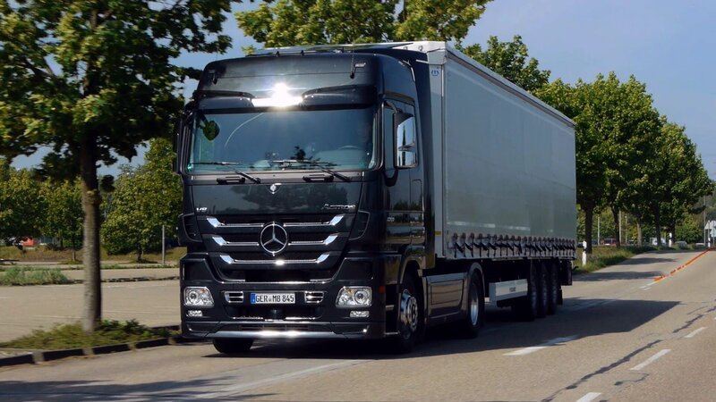 Innovation ist alles _ gerade in der Automobilbranche, wo die Verbraucher mit jedem Modell auch mehr Sicherheit, neue Komfortfunktionen und geringeren Treibstoffverbrauch erwarten. Für Mercedes-Benz gilt es, die seit 15 Jahren bewährte Actros-LKWs mit der neuen Baureihe Actros 2 auf den neuesten technischen Stand zu bringen. Acht Jahre hat die Entwicklung des neuen Modells gedauert _ und die Herausforderung, die gesamte Technik des LKW von Grund auf neu zu entwickeln, hat die Ingenieure vor neue Herausforderungen gestellt. „Europas Megafabriken“ zeigt den langwierigen Entwicklungsprozess. – Bild: Steel Spyda USA, LLC