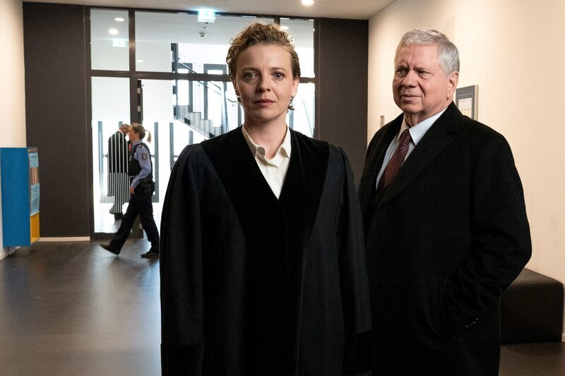 Hat Richterin Verena Wiegand (Patrycia Ziolkowska) etwas vor Oberstaatsanwalt Bernd Reuther (Rainer Hunold) zu verbergen? – Bild: Andrea Enderlein /​ ZDF Enterprises GmbH /​ ZDF