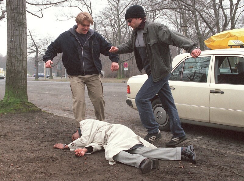 MDR Fernsehen IN ALLER FREUNDSCHAFT FOLGE 33, „Alle Menschen sind gleich“, am Dienstag (28.02.12) um 12:30 Uhr. Sammy Benour (Gajdi Alibo) wird von Rechtradikalen mißhandelt. – Bild: MDR/​Laue